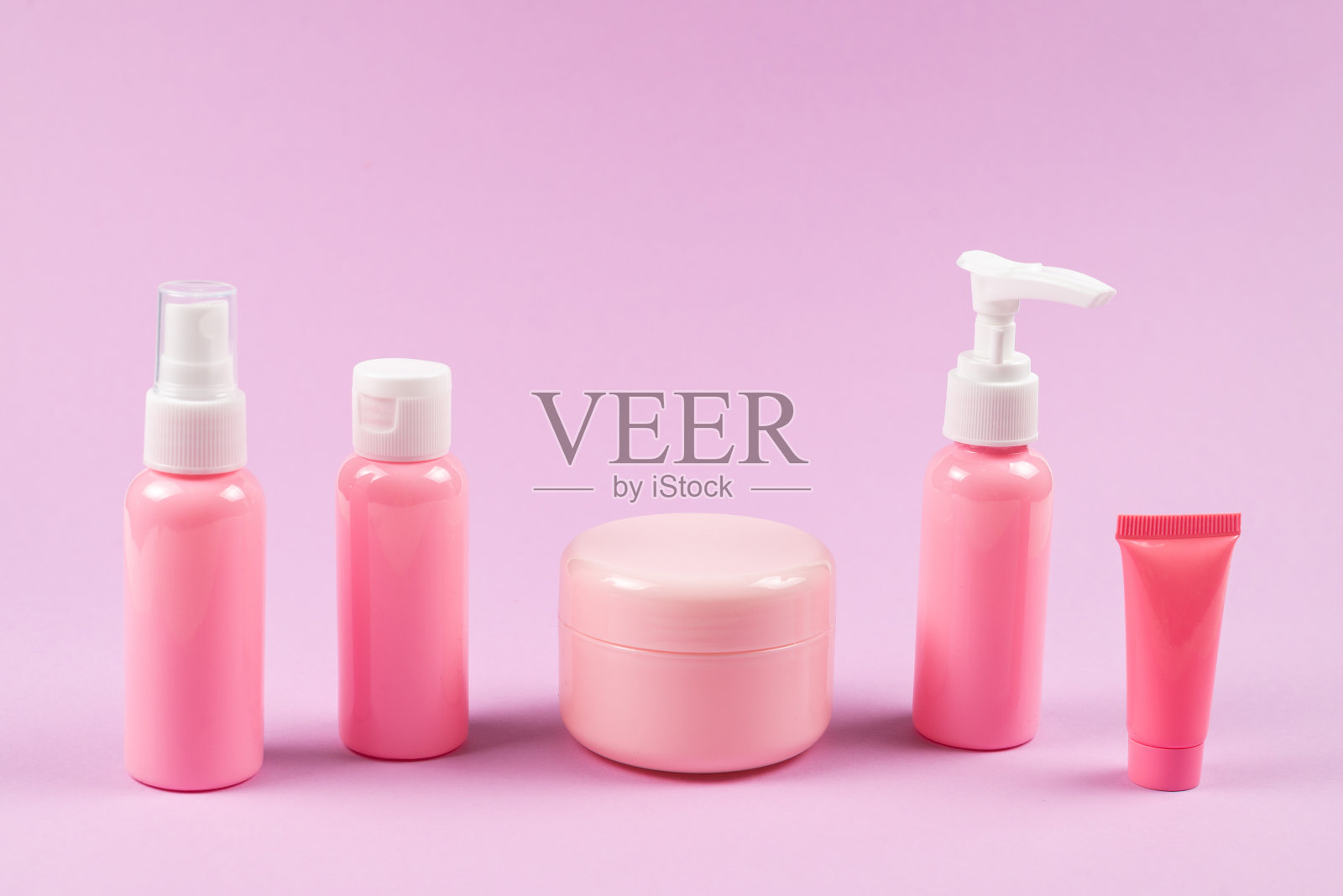 粉色塑料瓶用于卫生用品、化妆品、卫生用品上的粉色背景。照片摄影